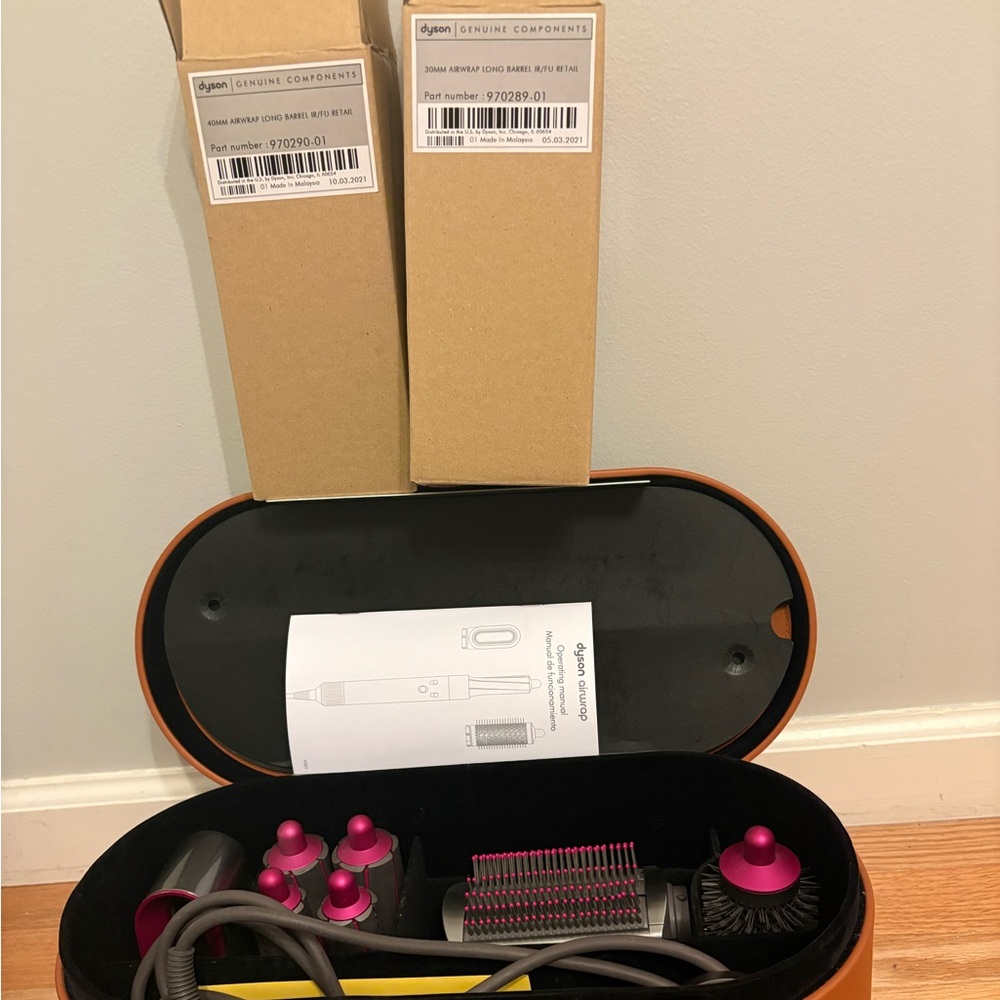 Dyson Airwrap set in great condition.  Including 2 extra boxes of Long Barrels.